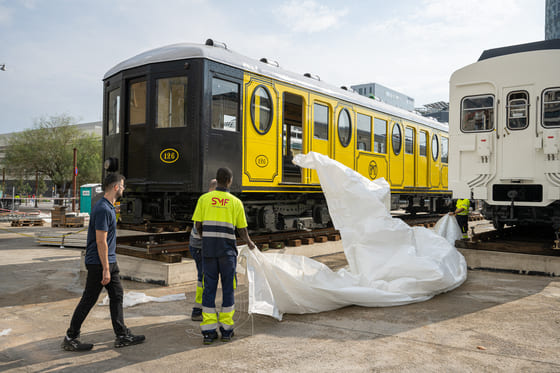 Operaris en la col·locació del 100