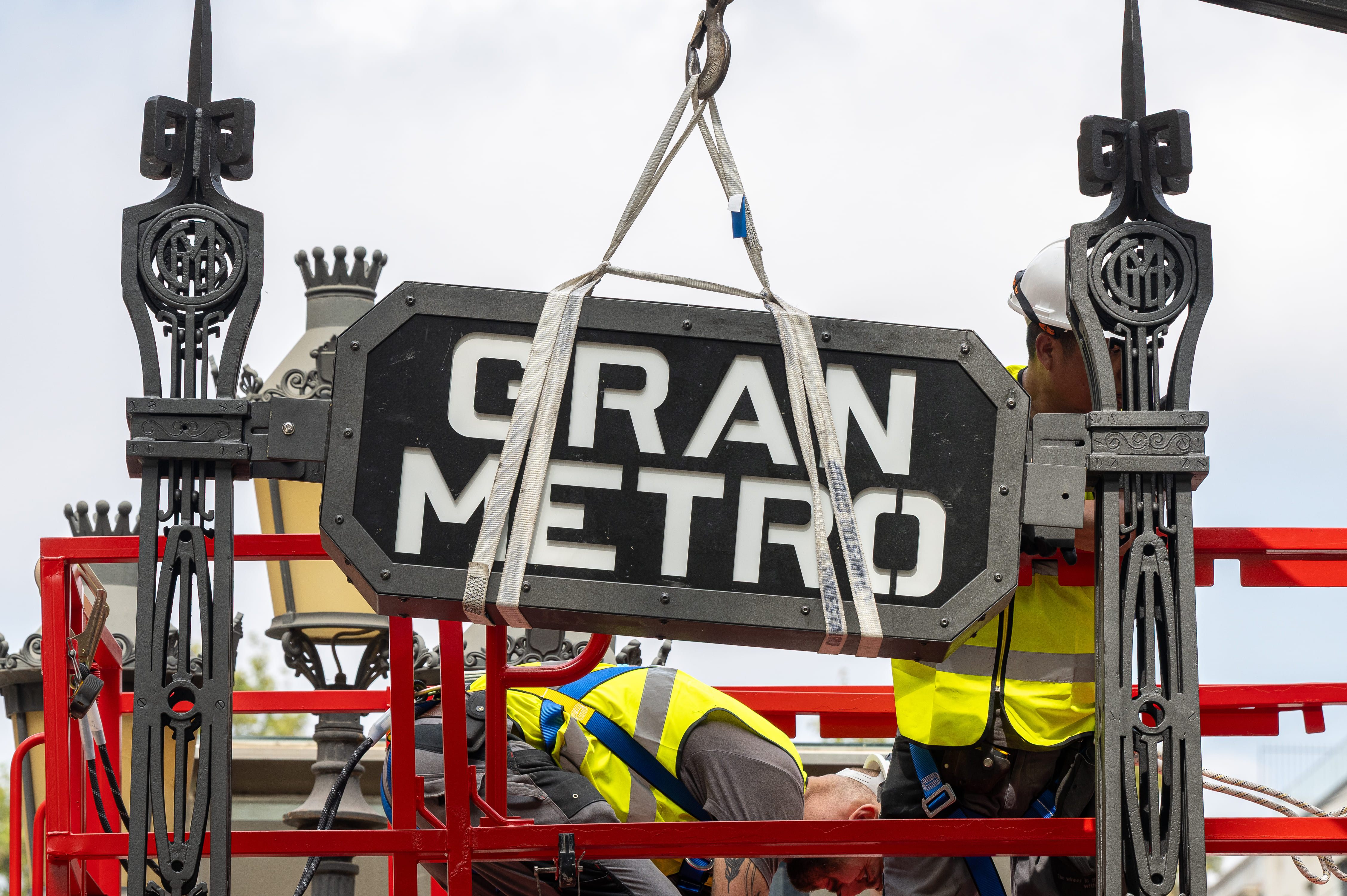 La restitución de los pináculos y rótulos forma parte del Centenario del Metro de Barcelona.