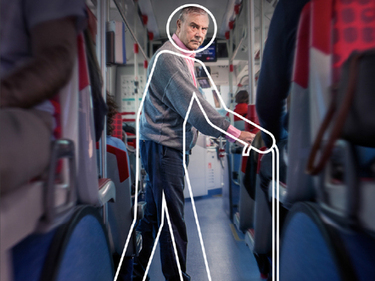 Persona mayor en el bus