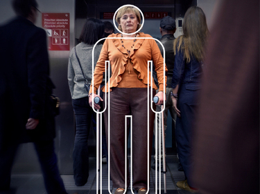 Mujer con muletas en el metro
