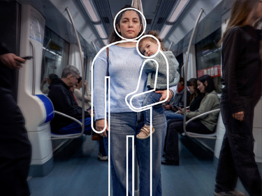 Madre con bebé en brazos en el metro