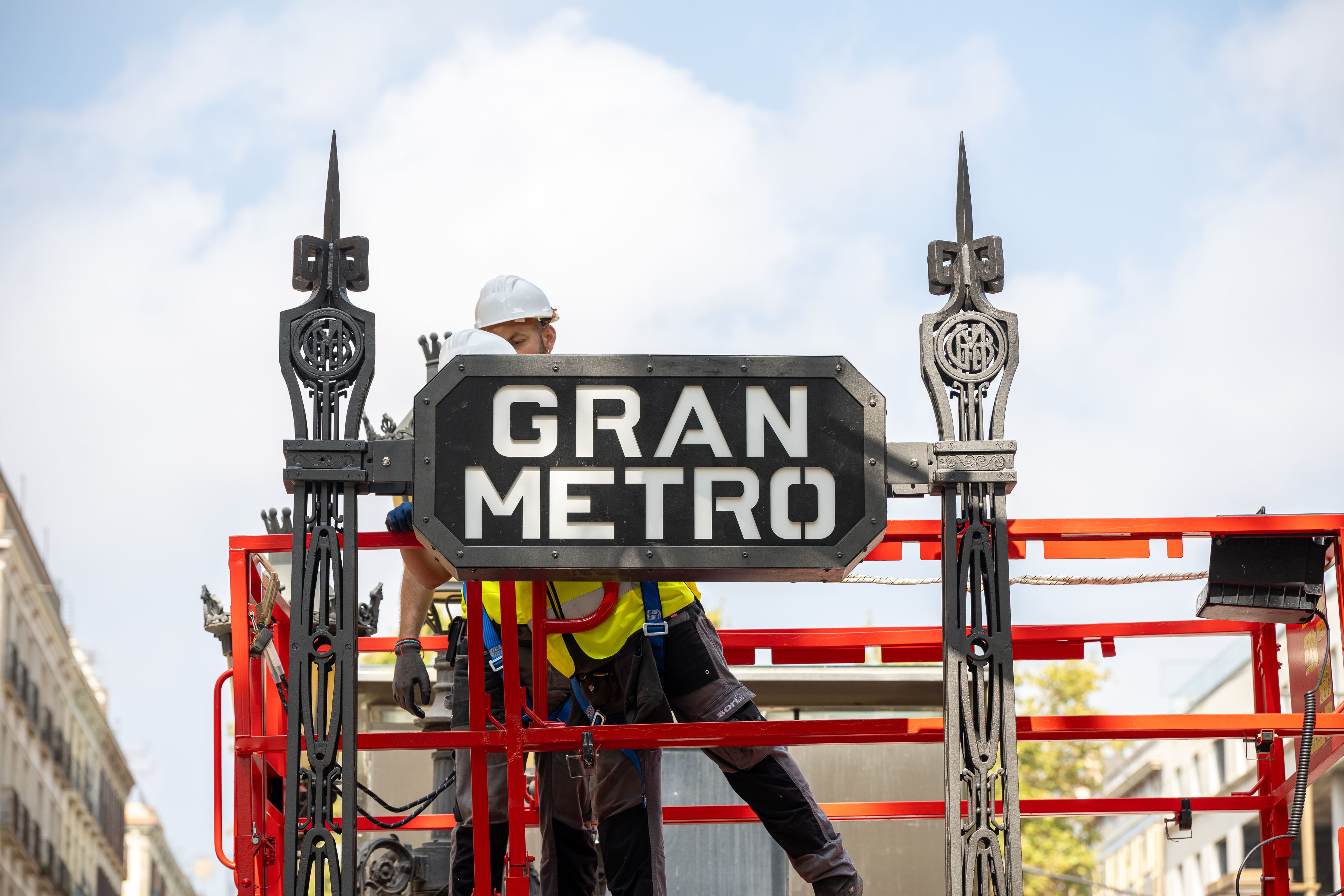 Los carteles metálicos que señalizan los accesos llevan los nombres del proyecto original: Liceu y Gran Metro.