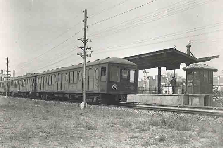 Station master next to a Series 100 train at the now-demolished Bordeta station, 1926. Unknown author. Source: TMB Foundation Archive.