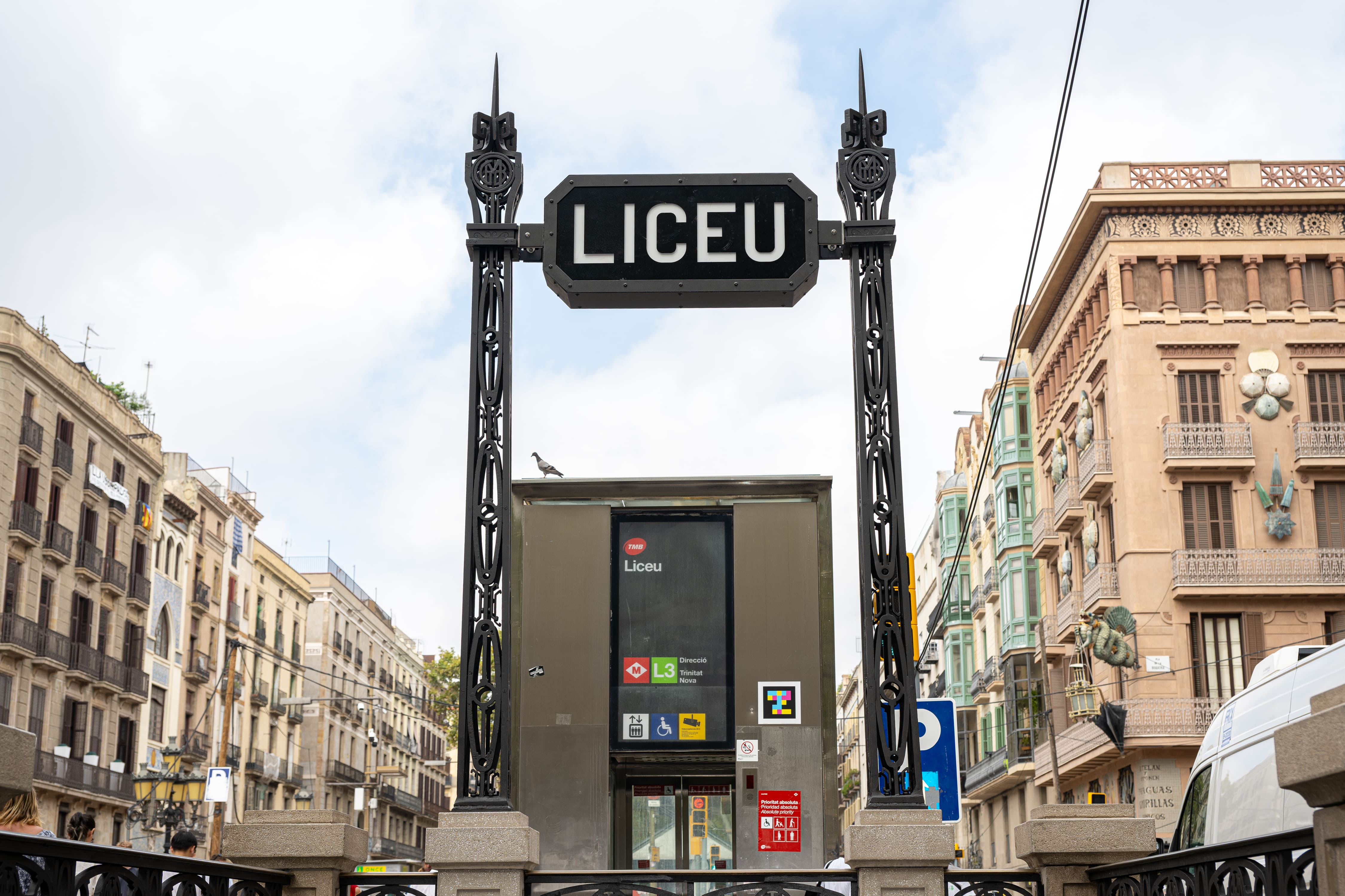 La estación centenaria de Liceu con los pináculos originales restituidos el 18 de septiembre de 2025.