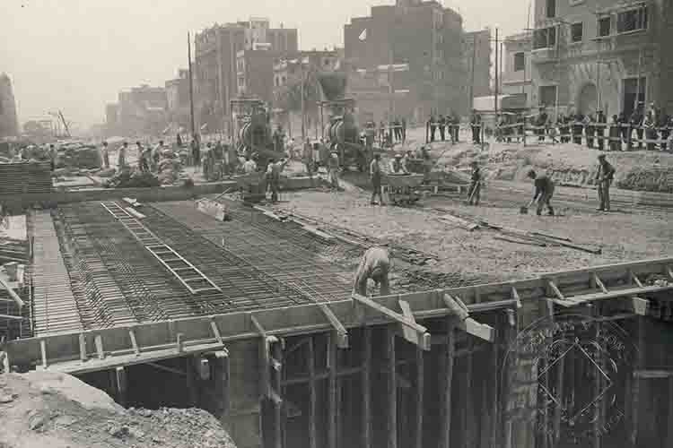 Construction works on the roof structure of Clot station, 1950. Unknown author. Source: TMB Foundation Archive.