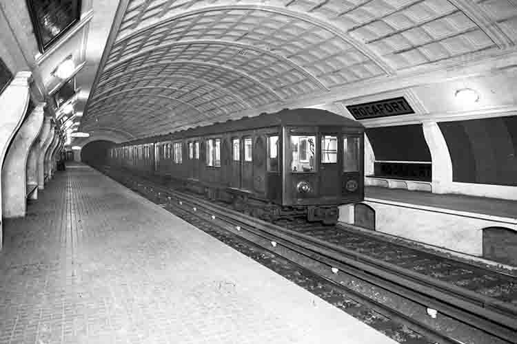 Platform at Rocafort station with a Series 100 train, 1930. Unknown author. Source: TMB Foundation Archive.