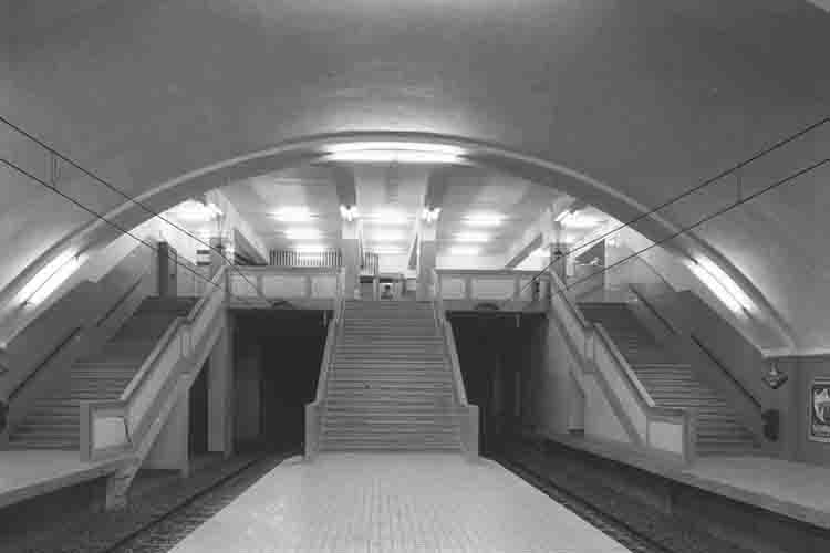 View of the platforms and concourse of the station model known as Barcelona at La Sagrera, 1959. Photograph by Puig Farran. Source: TMB Foundation Archive.