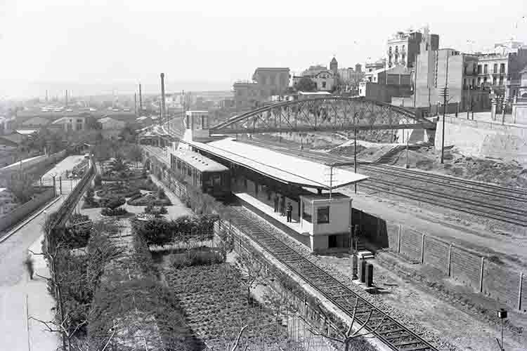 Platform at Santa Eulàlia station with a Series 100 train, 1935. Unknown author. Source: TMB Foundation Archive.