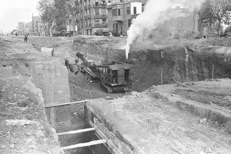 Excavation works at Clot station, 1949. Photograph by Puig Farran. Source: TMB Foundation Archive.
