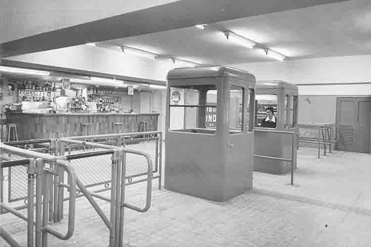 Concourse and ticket office at Congrés station, 1959. Unknown author. Source: TMB Foundation Archive.
