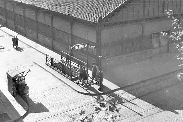 Entrance to Hostafrancs station, 1945. Photograph by Puig Farran. Source: TMB Foundation Archive.