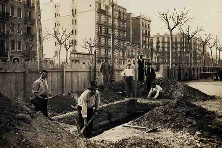 Construction of the shaft on Rocafort Street, 17 February 1923. Unknown author. Source: TMB Foundation Archive.