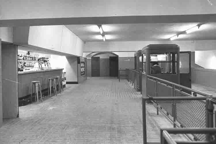 Concourse at Virrei Amat station, 1959. Photograph by Puig Farran. Source: TMB Foundation Archive.