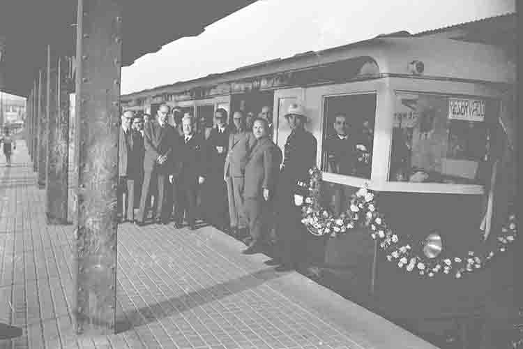 Inauguration of the Series 200 train at the now-demolished Bordeta station, 1946. Photograph by Puig Farran. Source: TMB Foundation Archive.