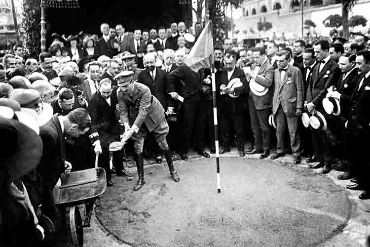 King Alfonso XIII inaugurates the construction works of the Metro Transversal at Plaça d’Espanya, 8 June 1922. Unknown author. Source: TMB Foundation Archive.