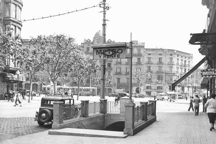 Closed entrance to Arc de Triomf station, 1955. Photograph by Puig Farran. Source: TMB Foundation Archive.