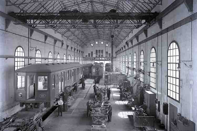 Workshop staff at the Santa Eulàlia depot, 1934. Unknown author. Source: TMB Foundation Archive.