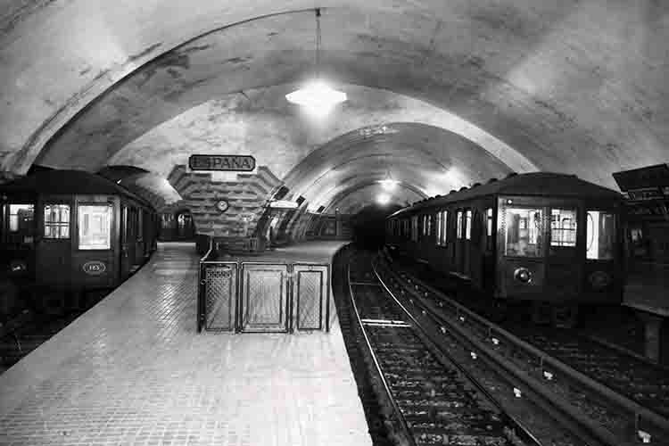 Platform at Espanya station with a Series 100 train, 1929. Unknown author. Source: TMB Foundation Archive.