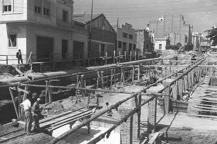 Construction works on the Metro Transversal branch line on Garcilaso Street, 1956. Photograph by Plasencia. Source: TMB Foundation Archive.