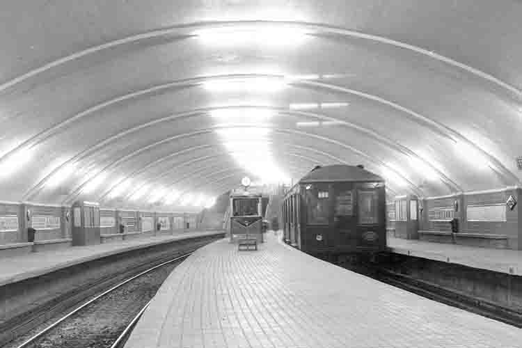 Fabra i Puig station with central platform, 1956. Photograph by A. Hustwitt. Source: TMB Foundation Archive.