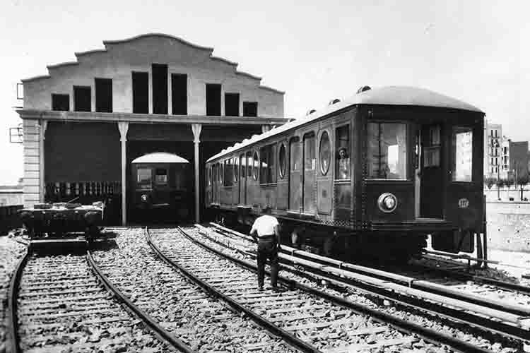 Santa Eulàlia depot with a Series 100 train, 1920s. Photograph by Brangulí. Source: TMB Foundation Archive.