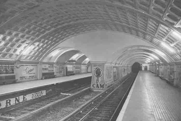 Universitat station, 1949. Photograph by Puig Farran. Source: TMB Foundation Archive.