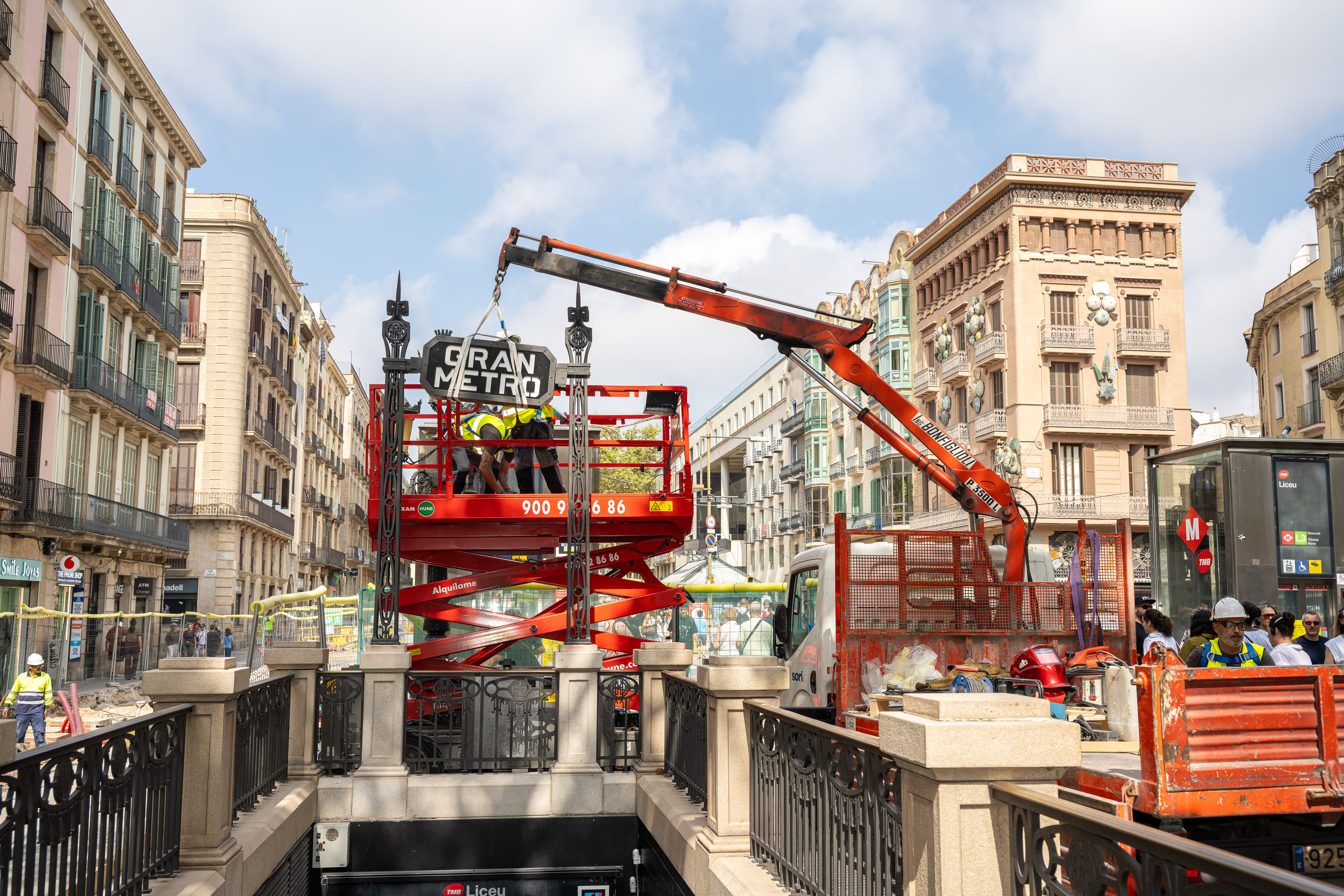 Momento de la instalación de los rótulos sobre los pináculos.