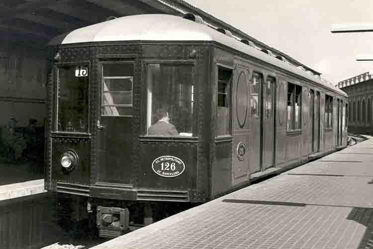 Series 100 train at Santa Eulàlia, 1956. Photograph by A. Hustwitt. Source: TMB Foundation Archive.