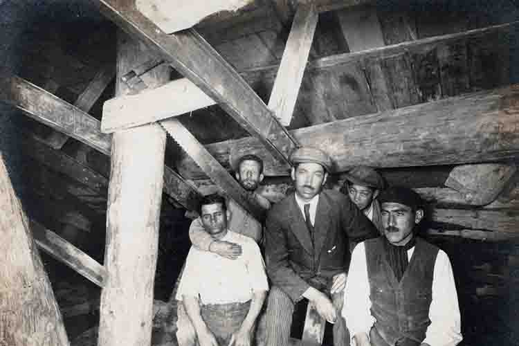 Tunnel construction crew beneath Casanova Street, 20 April 1924. Unknown author. Source: TMB Foundation Archive.
