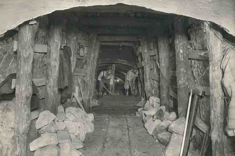 Construction of the tunnel section between Marina and Clot, 1949. Photograph by Puig Farran. Source: TMB Foundation Archive.