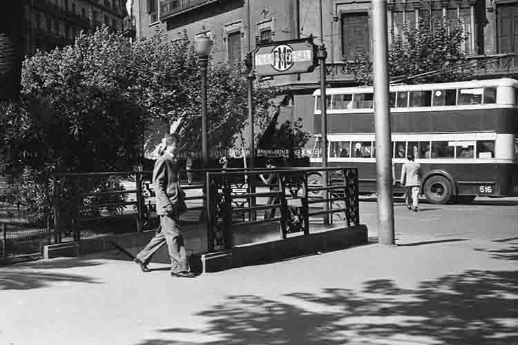 Entrance to Urquinaona station, 1940s. Unknown author. Source: TMB Foundation Archive.