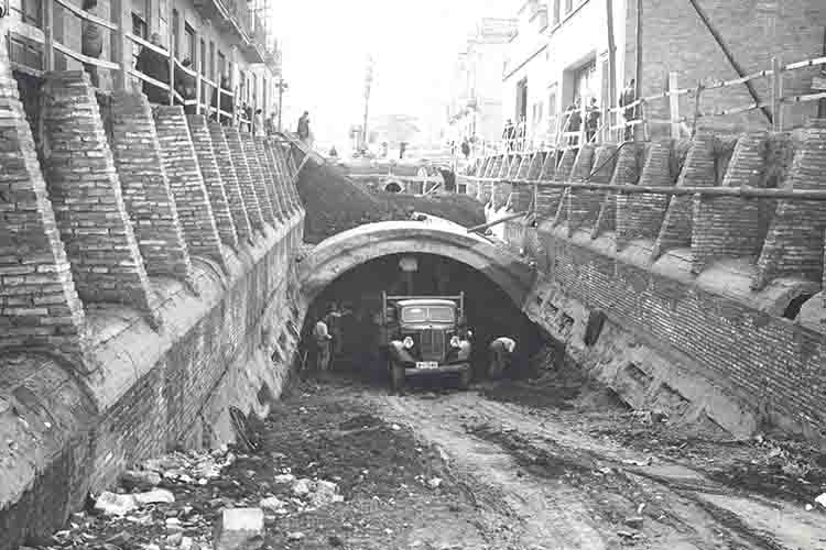 Construction of the tunnel on Garcilaso Street, 1956. Photograph by Puig Farran. Source: TMB Foundation Archive.
